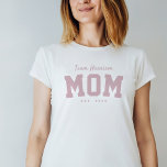 Team moeder schattige eenvoudige gepersonaliseerde t-shirt<br><div class="desc">Ontworpen om te coördineren met de Lea Delaveris Design achterklep baby shower collectie, dit team moeder shirt is een ideaal cadeau voor een nieuwe moeder of moeder te zijn. Ook geweldig om naar het baby shower te worden draag, dit sportieve T-shirt ontwerp heeft een "teamnaam" in roze schrift, samen met...</div>