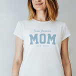 Team moeder sportief eenvoudig gepersonaliseerd bl t-shirt<br><div class="desc">Ontworpen om te coördineren met de Lea Delaveris Design achterklep baby shower collectie, dit team moeder shirt is een ideaal cadeau voor een nieuwe moeder of moeder te zijn. Ook geweldig om naar het baby shower te worden draag, dit sportieve T-shirt ontwerp heeft een "teamnaam" in blauw schrift, samen met...</div>