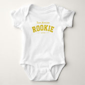 Team rookie familienaam genderneutraal romper (Voorkant)