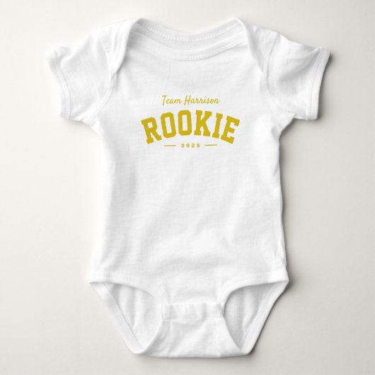 Team rookie familienaam genderneutraal romper (Voorkant)