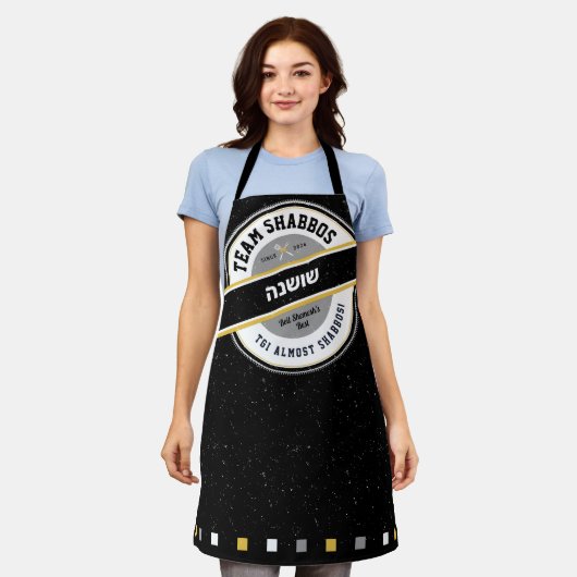 Team Shabbos HIS/HERS Schort op Zwart met Hebreeuw (Gedragen)
