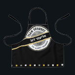 Team Shabbos Kind Schort op zwart met Hebreeuws<br><div class="desc">Ons TREAM SHABBOS Schort op Black is een coole manier om iedereen aan boord te krijgen met Shabbos prep. Koop er een voor elk lid van het team en kijk hoe ze meedoen! ALLE tekst op deze branded look kan worden aangepast. Praktisch en leuk, net als je familie. Bevat de...</div>