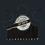 Team Shabbos Kind Schort op zwart met Hebreeuws<br><div class="desc">Ons TREAM SHABBOS Schort op Black is een coole manier om iedereen aan boord te krijgen met Shabbos prep. Koop er een voor elk lid van het team en kijk hoe ze meedoen! ALLE tekst op deze branded look kan worden aangepast. Praktisch en leuk, net als je familie. Bevat de...</div>
