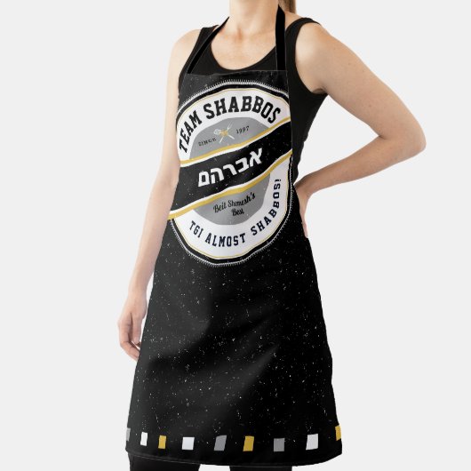 Team Shabbos Schort HIS/HERS op Zwart met Hebreeuw (Insitu)