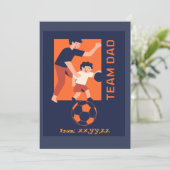 Team vader die samen voetbal speelt Custom Feestdagenkaart (Staand voorkant)