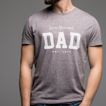 Team voegt sportieve eenvoudige gepersonaliseerde  Tri-Blend shirt<br><div class="desc">Ontworpen om te coördineren met de Lea Delaveris Design achterklep baby shower collectie, dit team vader shirt is een ideaal cadeau voor een nieuwe vader of vader te zijn. Ook geweldig om naar het baby shower te worden draag, dit sportieve T-shirt ontwerp heeft een "teamnaam" in wit schrift, samen met...</div>