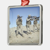 Teamleden van het team voor militaire transacties metalen ornament (Links)