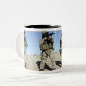 Teamleden van het team voor militaire transacties tweekleurige koffiemok (Voorkant links)