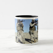 Teamleden van het team voor militaire transacties tweekleurige koffiemok (Center)