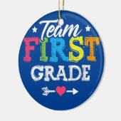 Teamleraar eerste klas student terug naar school keramisch ornament (Links)