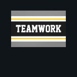 TEAMWORK Sportief Grijs Zwart Oranje Racing Strepe Canvas Afdruk<br><div class="desc">Dit sportieve, atletische ontwerp bevat vet TEAMWORK-tekst binnen een gearceerde brede zwarte streep met dubbele witte en gele oranje racing strepen tegen grijze buitenste strepen. De tekst in dit ontwerp kan worden gepersonaliseerd.</div>