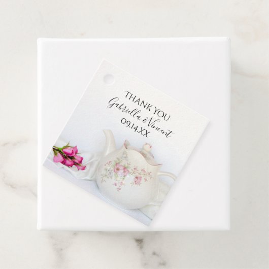 Teapot met roze rozen bruiloft bedankjes labels (In situ)