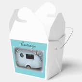 Teardrop-zigeunerkaravaan met vrolijke glamping bedankdoosjes (Geopend)