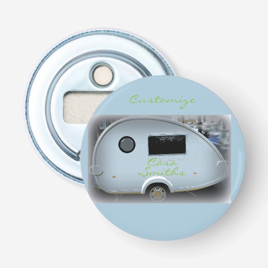 Teardrop-zigeunerkaravaan met vrolijke glamping button flesopener (Voorkant)