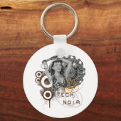 Tech noir pulp steampunk dame sleutelhanger (Voorkant)