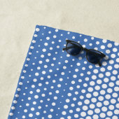 Tech White&Blue Halftone Effect Couple op strand Strandlaken (In situ)