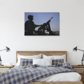 Technicus die een M240-pistool in Irak beheert Canvas Afdruk (Insitu (Slaapkamer))