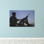 Technicus die een M240-pistool in Irak beheert Canvas Afdruk (Insitu (Houten vloer))