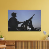 Technicus die een M240-pistool in Irak beheert Canvas Afdruk (Insitu (Woonkamer))