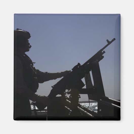 Technicus die een M240-pistool in Irak beheert Magneet (Voorkant)