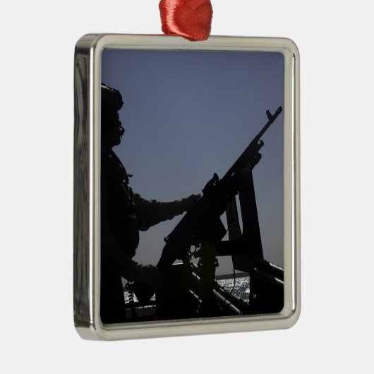 Technicus die een M240-pistool in Irak beheert Metalen Ornament (Rechts)