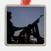 Technicus die een M240-pistool in Irak beheert Metalen Ornament (Voorkant)