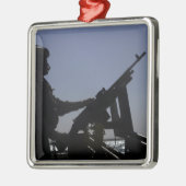 Technicus die een M240-pistool in Irak beheert Metalen Ornament (Links)