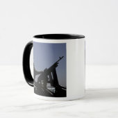 Technicus die een M240-pistool in Irak beheert Mok (Voorkant links)