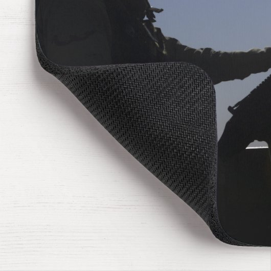 Technicus die een M240-pistool in Irak beheert Muismat (Hoek)