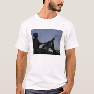Technicus die een M240-pistool in Irak beheert T-shirt