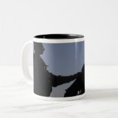 Technicus die een M240-pistool in Irak beheert Tweekleurige Koffiemok (Voorkant links)