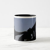 Technicus die een M240-pistool in Irak beheert Tweekleurige Koffiemok (Center)