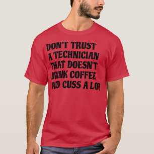 Technicus die koffie Drink, kauwt veel T-shirt
