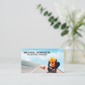 Technicus installeert zonnepaneel op dak visitekaartje (Staand voorkant)