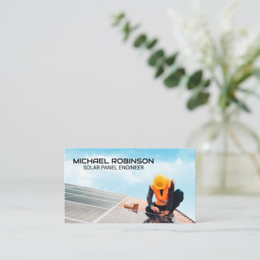Technicus installeert zonnepaneel op dak visitekaartje (Staand voorkant)