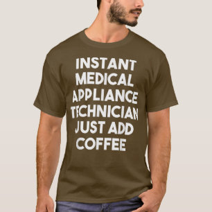 Technicus van een direct medisch toestel voegt all t-shirt