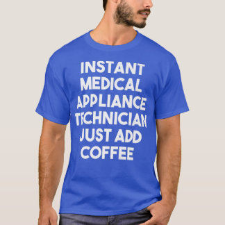 Technicus van een direct medisch toestel voegt all t-shirt