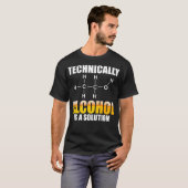 Technisch gezien is alcohol een oplosmiddel t-shirt (Voorkant volledig)