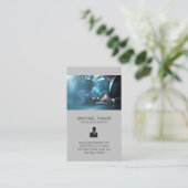 Technisch netwerkanalysedeskundige die aan compute visitekaartje (Staand voorkant)