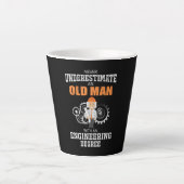 Technisch oud Man met een technische graad Latte Mok (Voorkant)