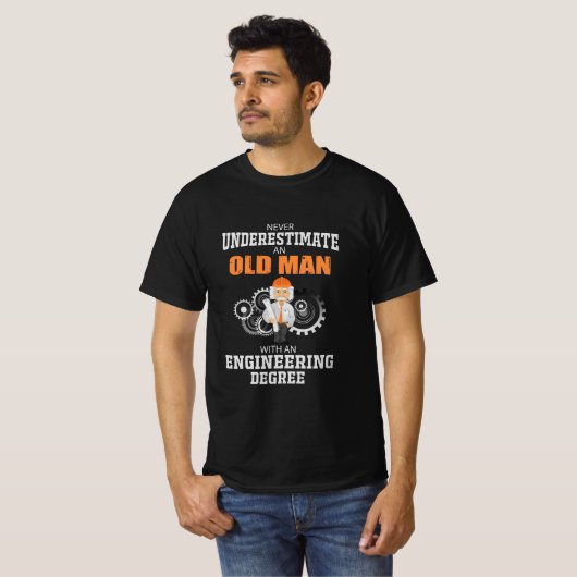 Technisch oud Man met een technische graad T-shirt (Voorkant volledig)
