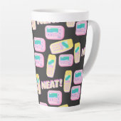 Technische mobiele telefoons van de 90s stijl en b latte mok (Rechterhoek)