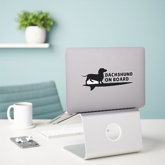Teckel aan boord - Surfing Dog Car Sticker (Laptop op bureau)