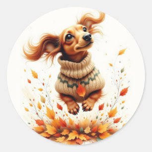 Teckel die in de herfstbladeren speelt ronde sticker