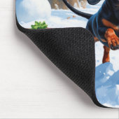 Teckel loopt in de sneeuw met kerst Pet Muismat (Hoek)