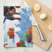 Teckel loopt in de sneeuw met kerst Pet Theedoek (Quarter Fold)