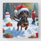 Teckel loopt in de sneeuw met kerst Pet Vierkante Klok (Voorkant)