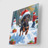 Teckel loopt in de sneeuw met kerst Pet Vierkante Klok (Hoek)