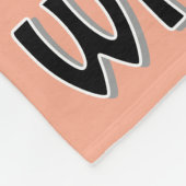 Teckel Puppy Zittend en Kijkend met Onschuldig Fleece Deken (Hoek)