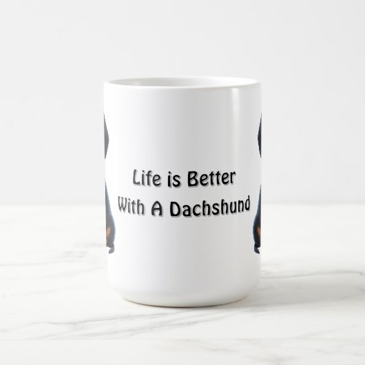 Teckel Puppy Zittend en Kijkend met Onschuldig Koffiemok (Center)